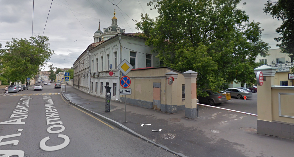 Въезд через шлагбаум с улицы Александра Солженицына 17